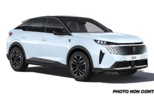 Peugeot 3008 blanc okenite avec toit noir, vue 3/4 avant droit, calandre et phares LED distinctifs.