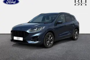 Ford Kuga bleu Abysse en 3/4 avant droit, avec jantes alu et vitres arrière surteintées visibles.