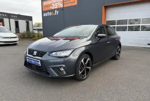 SEAT Ibiza 2024 Magnetic Tech vue 3/4 avant droit, jantes alliage 18 pouces et calandre distinctive FR.