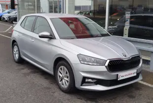 Vue 3/4 avant droite d'une Skoda Fabia 2023 gris argent métallisé avec calandre noire et phares LED.