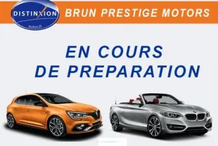 Vue 3/4 avant d'un Renault Trafic Fourgon blanc L1H1 2016, version diesel avec boîte manuelle, sur fond neutre.