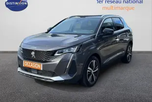 Peugeot 3008 gris platinium métal vu en 3/4 avant droit avec calandre distinctive et jantes alliage.
