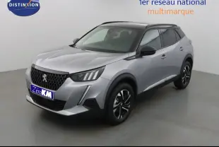 Peugeot 2008 gris Artense métal avec toit noir, vue 3/4 avant mettant en valeur sa calandre et ses jantes noires.