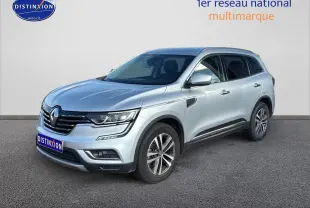 Renault Koleos gris 3/4 avant droit avec jantes alliage et calandre chromée sur fond neutre