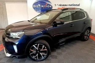 SUV Citroën C5 Aircross bleu foncé vu de trois quarts avant droit, avec jantes alliage et barres de toit noires.