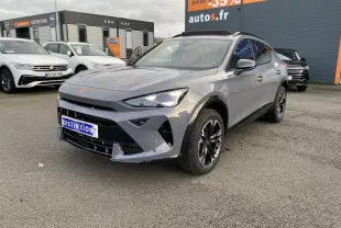 SUV CUPRA Formentor gris Graphène vu en 3/4 avant droit avec jantes noires et calandre marquée