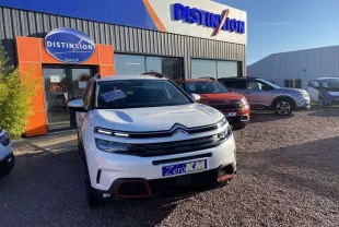 Citroën C5 Aircross blanc vue de face avec inserts Deep Red Anodisé sur bouclier et barres de toit bi-ton.