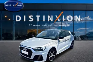 Audi A1 Sportback blanc et noir vue 3/4 avant droit, avec jantes alliage et toit noir brillant.