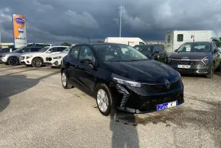 Renault Clio 2025 noir Étoile vue 3/4 avant droit sur parking avec éclairage naturel et ciel nuageux.