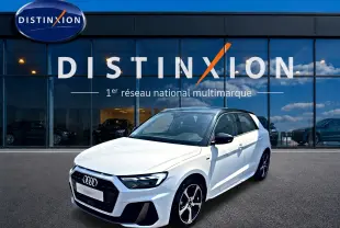 Audi A1 Sportback blanc et noir vue 3/4 avant droit devant un showroom Distinxion.