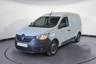 Renault Express blanc en 3/4 avant droit, avec calandre noire et phares allumés dans un studio lumineux.