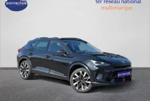 Vue 3/4 avant droite d'une CUPRA Formentor 1.5 eTSI Hybrid noire métallisée avec jantes alliage distinctives.