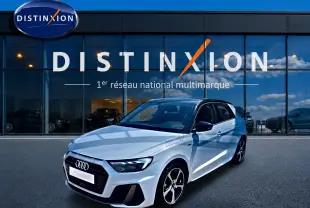Audi A1 Sportback blanc toit noir vue 3/4 avant droit avec jantes alliage et calandre noire devant showroom Distinxion.