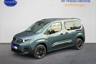 Vue 3/4 avant d'un Citroën Berlingo 2025 bleu Libeccio avec jantes noires et protections latérales grises.