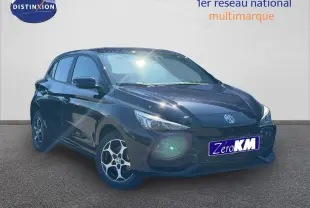 MG3 1.5 Hybrid+ 195ch Luxury Pebble Black métallisé, vue 3/4 avant droit avec jantes alu et phares LED allumés.