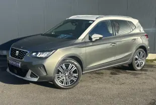 SEAT Arona TSI 115 Xpérience gris Cliff en 3/4 avant droit avec toit blanc et jantes alliage 17 pouces.