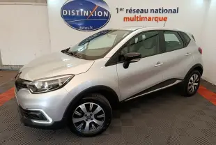 Renault Captur Zen TCe 90 gris clair en 3/4 avant droit, avec jantes alliage et rétroviseurs noirs brillants.