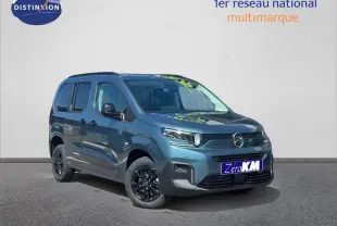 Vue 3/4 avant d'un Citroën Berlingo 2026 bleu Kiama avec jantes noires et barres de toit.