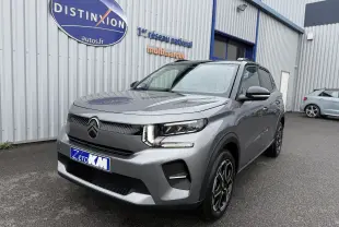 Citroën C3 hybride gris Mercury avec toit noir, vue 3/4 avant mettant en valeur ses phares LED et jantes biton.