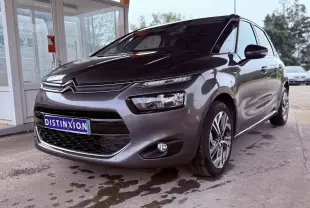Citroën C4 Picasso gris vue 3/4 avant droit, avec calandre distinctive et jantes alliage modernes.