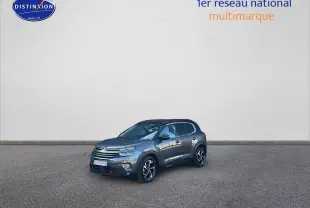 Citroën C5 Aircross gris en 3/4 avant droit avec jantes bi-ton et inserts rouges sur pare-chocs et bas de caisse.