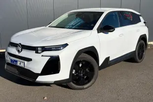 Vue 3/4 avant d'un Citroën C5 Aircross blanc Okenite avec jantes noires et détails noirs contrastants.