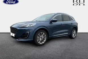Ford Kuga bleu azur métallisé en 3/4 avant droit avec toit panoramique et jantes alu visibles