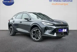 Vue 3/4 avant d'un CUPRA Formentor gris Graphène personnalisé avec jantes alu noires et détails sportifs visibles.