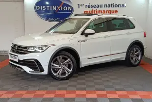 Volkswagen Tiguan blanc 2023 hybride rechargeable en 3/4 avant droit avec jantes alliage et toit ouvrant.