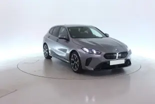 BMW Série 1 gris Skyscaper en 3/4 avant droit, avec jantes bicolores 18'' et calandre M Sport Design.