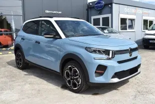 Citroën C3 2025 bleu clair toit noir en 3/4 avant droit avec jantes biton et calandre moderne.