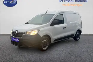 Renault Express Van blanc glacier vu en 3/4 avant droit avec phare allumé et jantes acier noires.