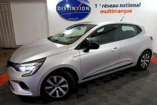 Vue 3/4 avant droit d'une Renault Clio gris clair avec feux LED allumés et jantes spécifiques en concession.
