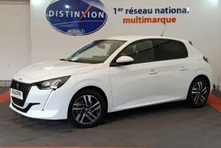 Peugeot 208 blanc vue de profil côté gauche, avec jantes alliage et feux avant LED visibles en intérieur showroom.