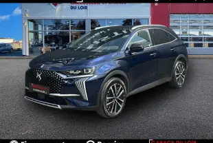 DS7 7 BlueHDi 130 EAT8 Rivoli bleu saphir vu en 3/4 avant droit avec calandre noire à pampilles chromées