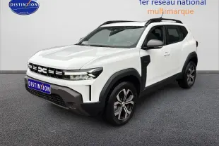 Vue 3/4 avant du Dacia Duster blanc arctic avec barres de toit et jantes alu distinctives.