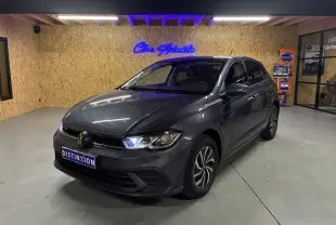 Volkswagen Polo gris en 3/4 avant droit dans un showroom avec éclairage bleu et jantes bi-ton.