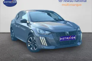 Peugeot 208 gris en 3/4 avant droit, avec calandre noire et feux LED verticaux distinctifs.