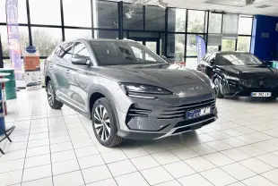 Vue 3/4 avant gauche du BYD SEAL U hybride rechargeable gris Time Grey en showroom avec jantes alliage bicolores.
