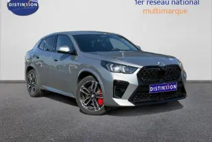 BMW X2 sDrive20dA 2025 gris Skyscraper, vue 3/4 avant avec jantes alu noires et étriers de frein rouges.