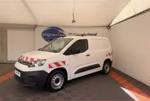 Fourgon Citroën Berlingo blanc en 3/4 avant gauche avec bandes rouges réfléchissantes et jantes acier.