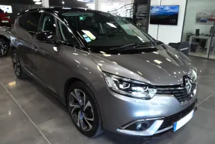 Vue 3/4 avant gauche du Renault Grand Scenic IV gris Cassiopé avec toit noir et jantes alliage distinctives.