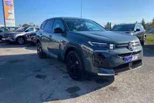 Citroën C5 Aircross vert en 3/4 avant droit, avec calandre noire brillante et jantes alliage noires.
