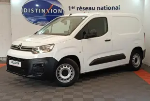 Vue 3/4 avant droite d’un Citroën Berlingo blanc utilitaire avec pare-chocs noirs et jantes acier simples.