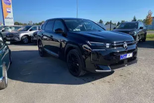 Citroën C5 Aircross noir en 3/4 avant droit sur parking extérieur avec jantes alliage noires.
