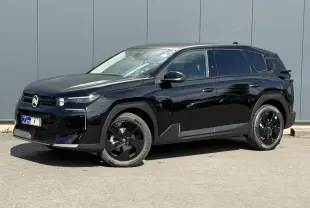 Vue 3/4 avant droite du Citroën C5 Aircross noir Perla avec jantes alliage noires et calandre moderne.