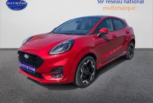 Ford Puma rouge métallisé vu en 3/4 avant droit avec jantes noires et toit ouvrant panoramique visible.