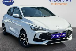 MG3 1.5 Hybrid+ 195ch blanc en 3/4 avant droit avec jantes alu noires et calandre noire distinctive.