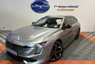 Peugeot 508 SW BlueHDi gris artense en 3/4 avant droit, feux LED allumés et jantes alliage noires.