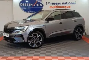 Renault Austral gris clair en vue latérale droite, avec jantes distinctives et calandre moderne éclairée à LED.